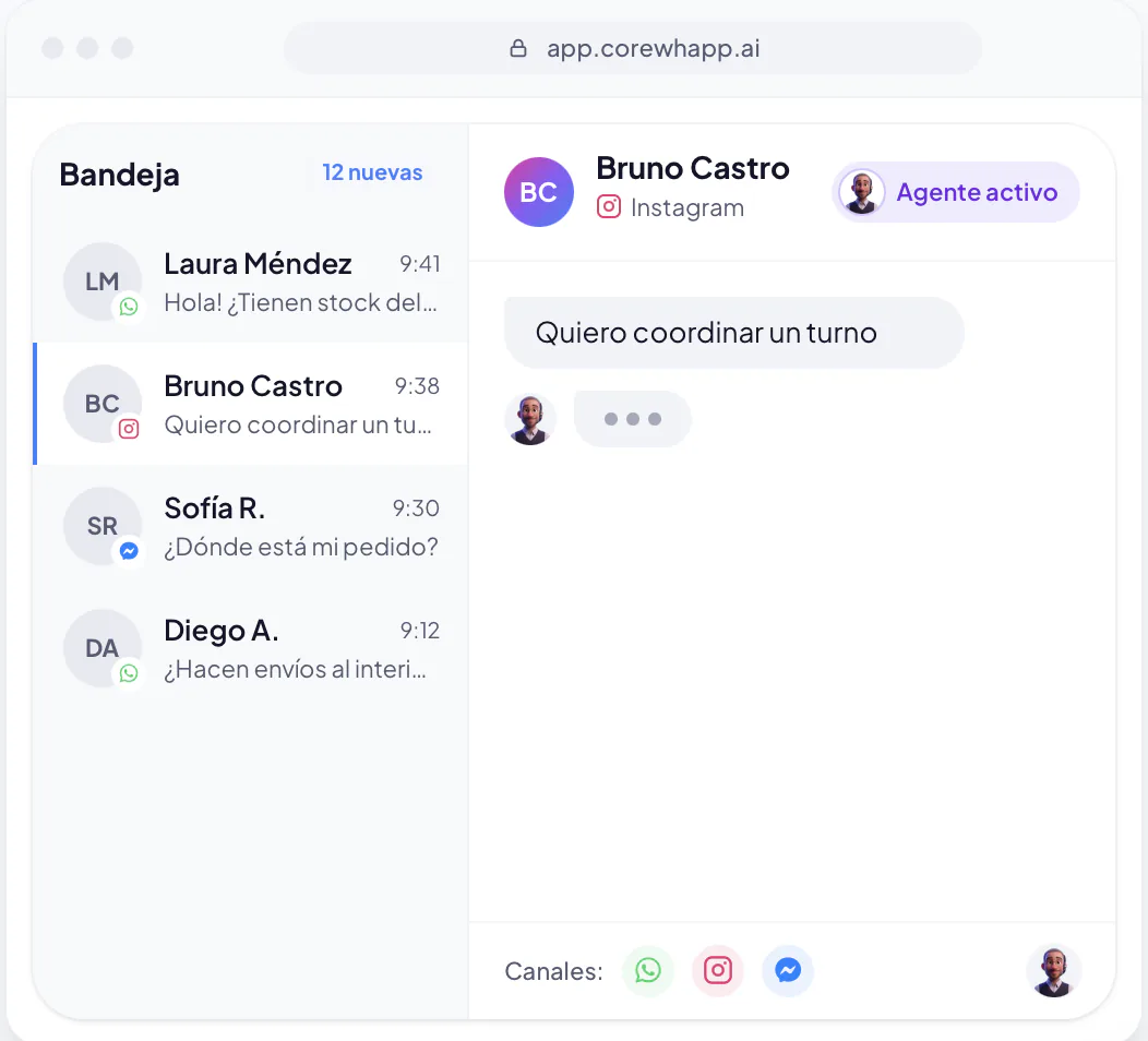 Pantalla de CoreWhapp: la bandeja compartida, con cada conversación etiquetada por su canal (WhatsApp, Instagram o Messenger) y la conversación abierta al lado.